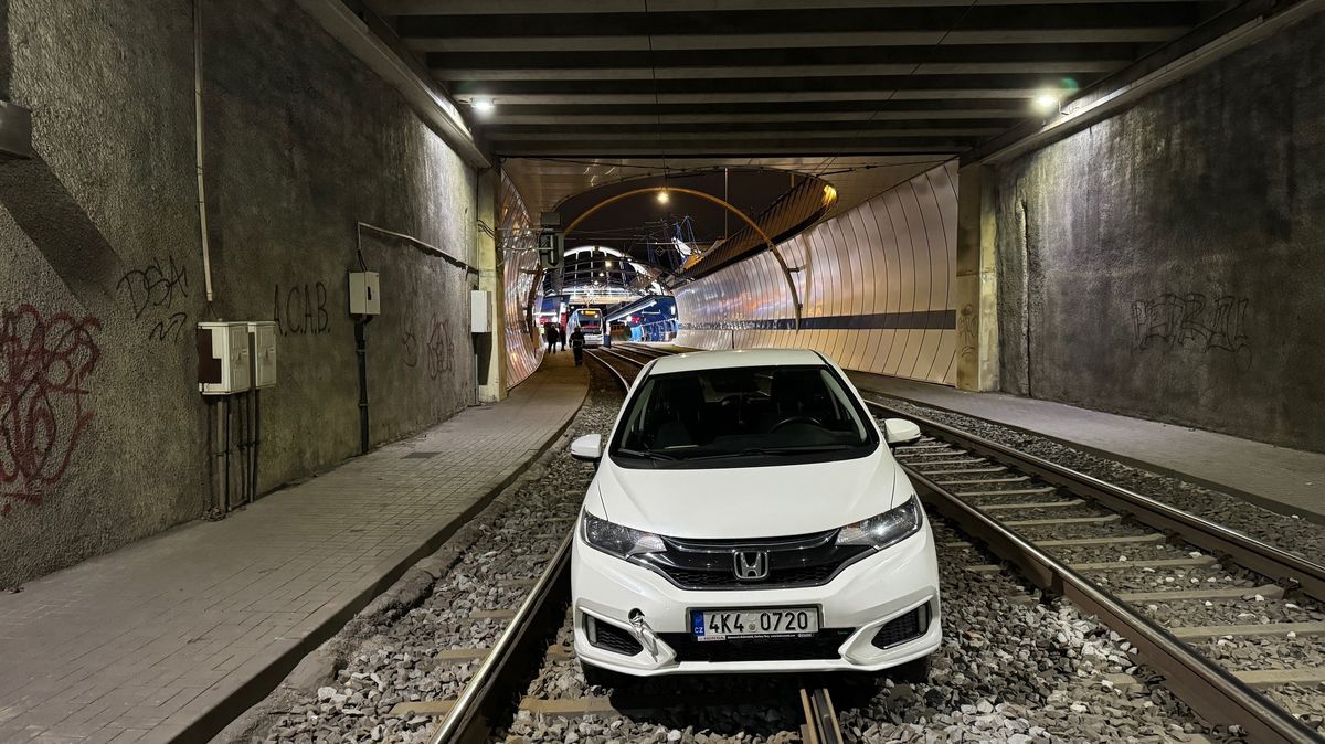 Řidička v Praze jela autem po tramvajových kolejích. Zastavila až v tunelu